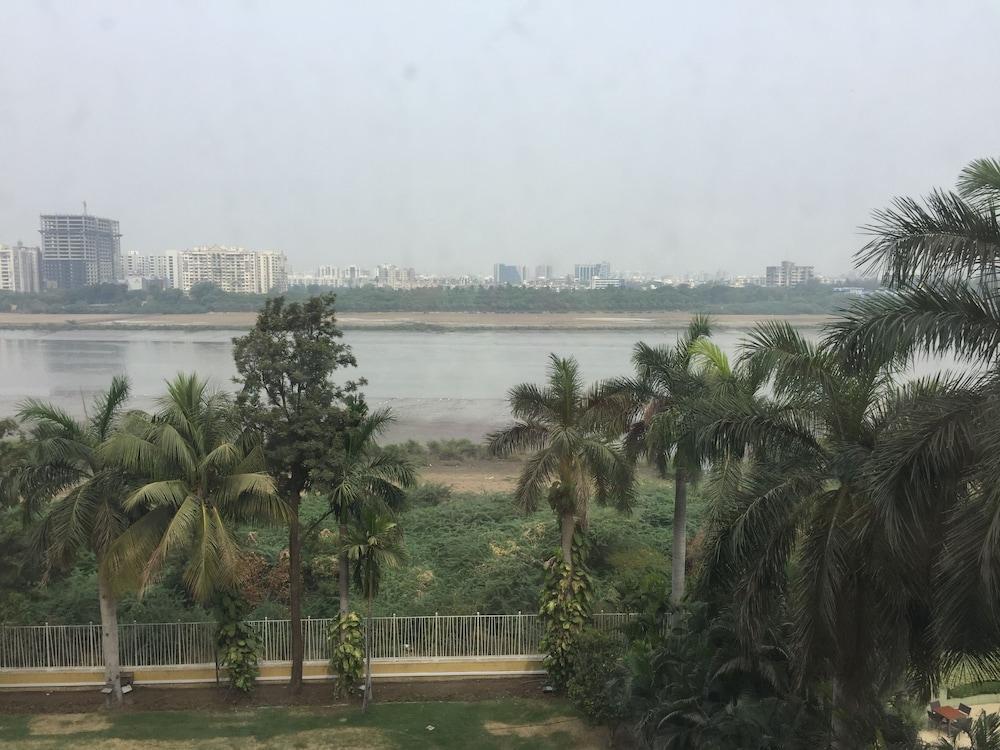 Surat Marriott Hotel Extérieur photo